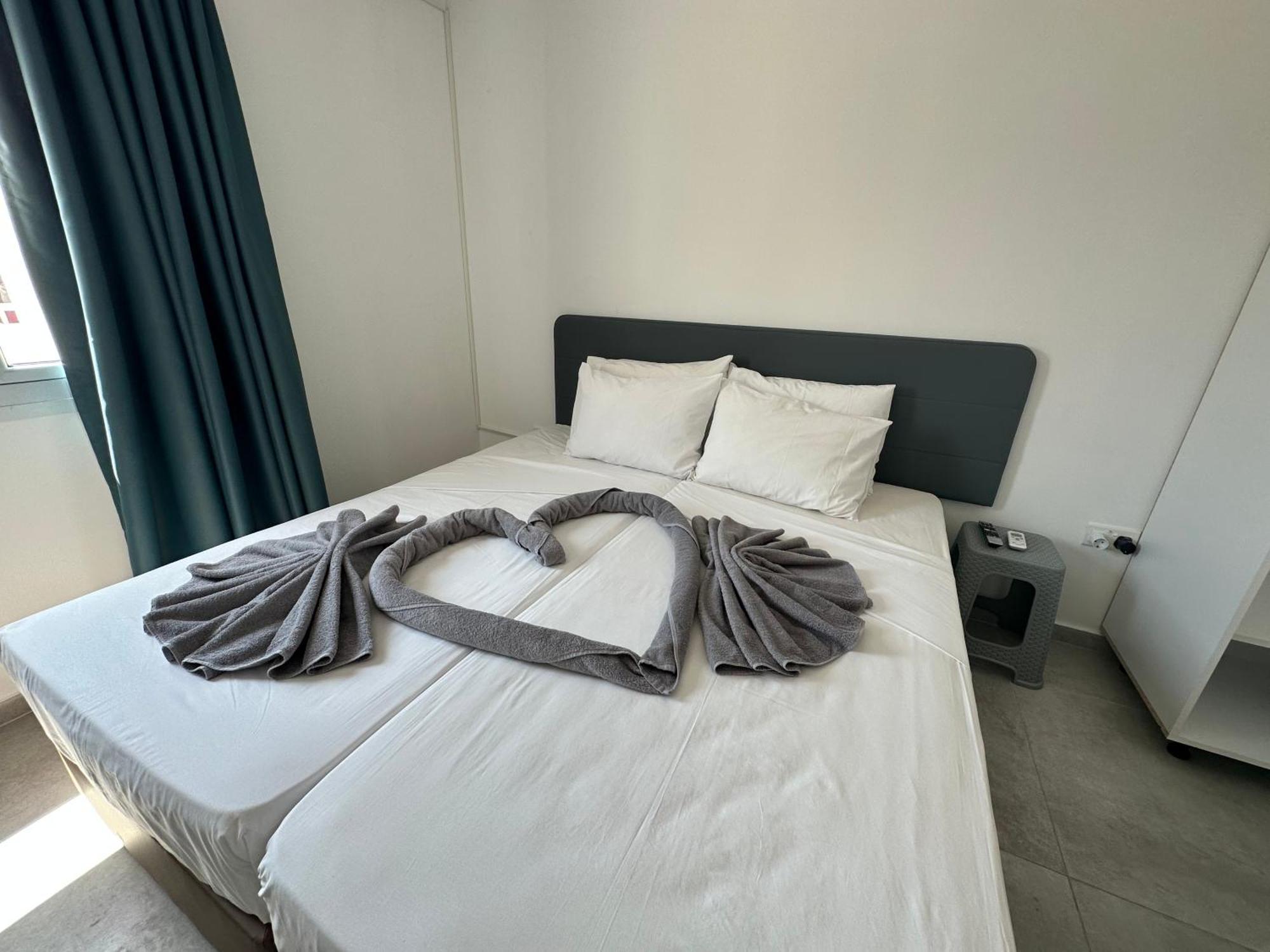 Sun Plaza Suites - Adults Only 아이아 나파 외부 사진