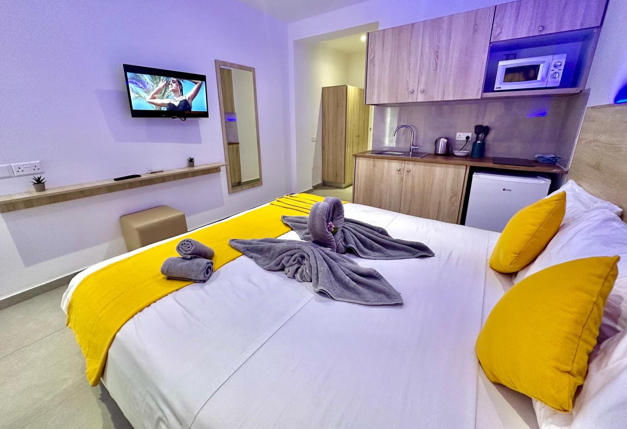 Sun Plaza Suites - Adults Only 아이아 나파 외부 사진