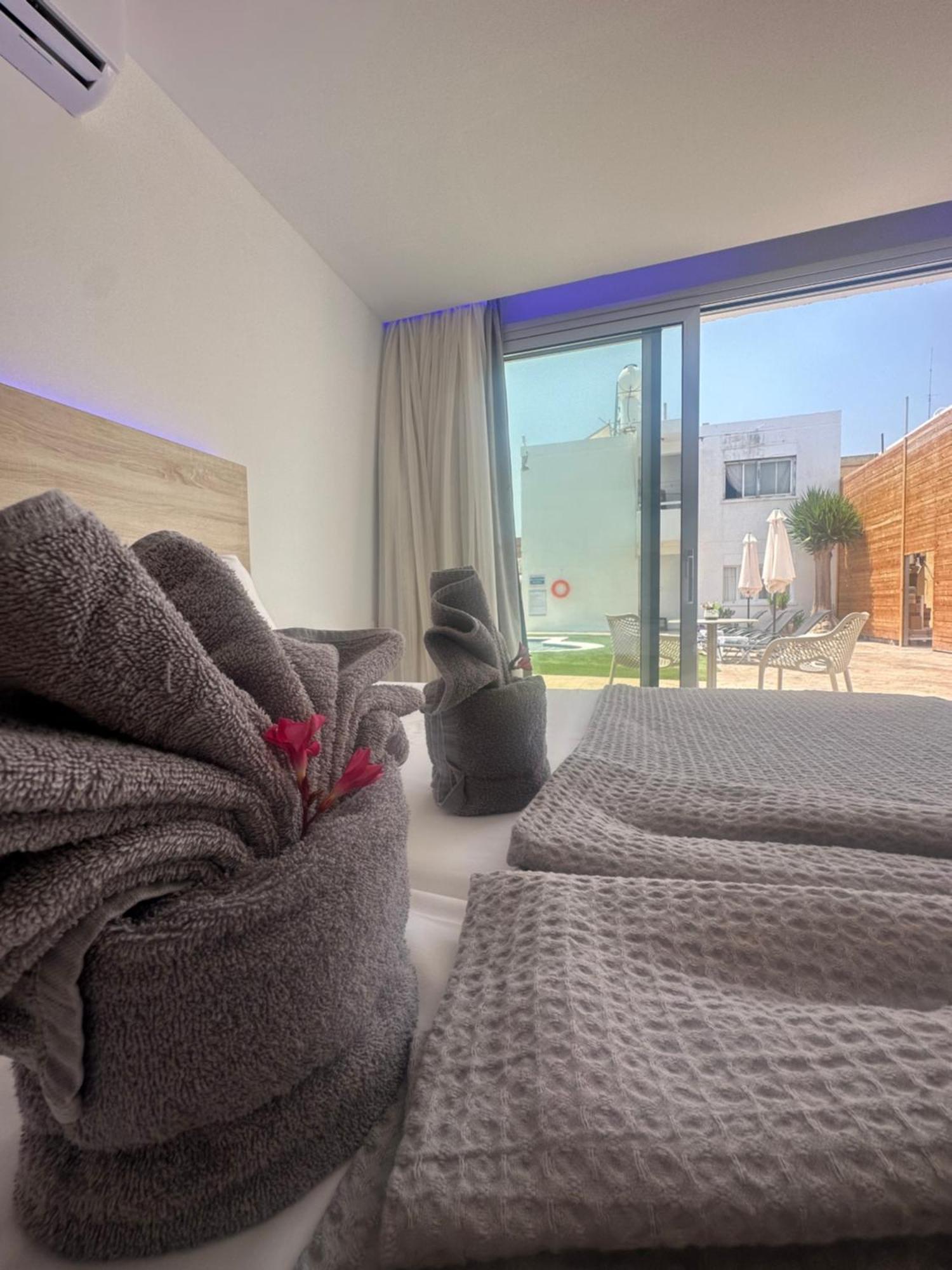 Sun Plaza Suites - Adults Only 아이아 나파 외부 사진